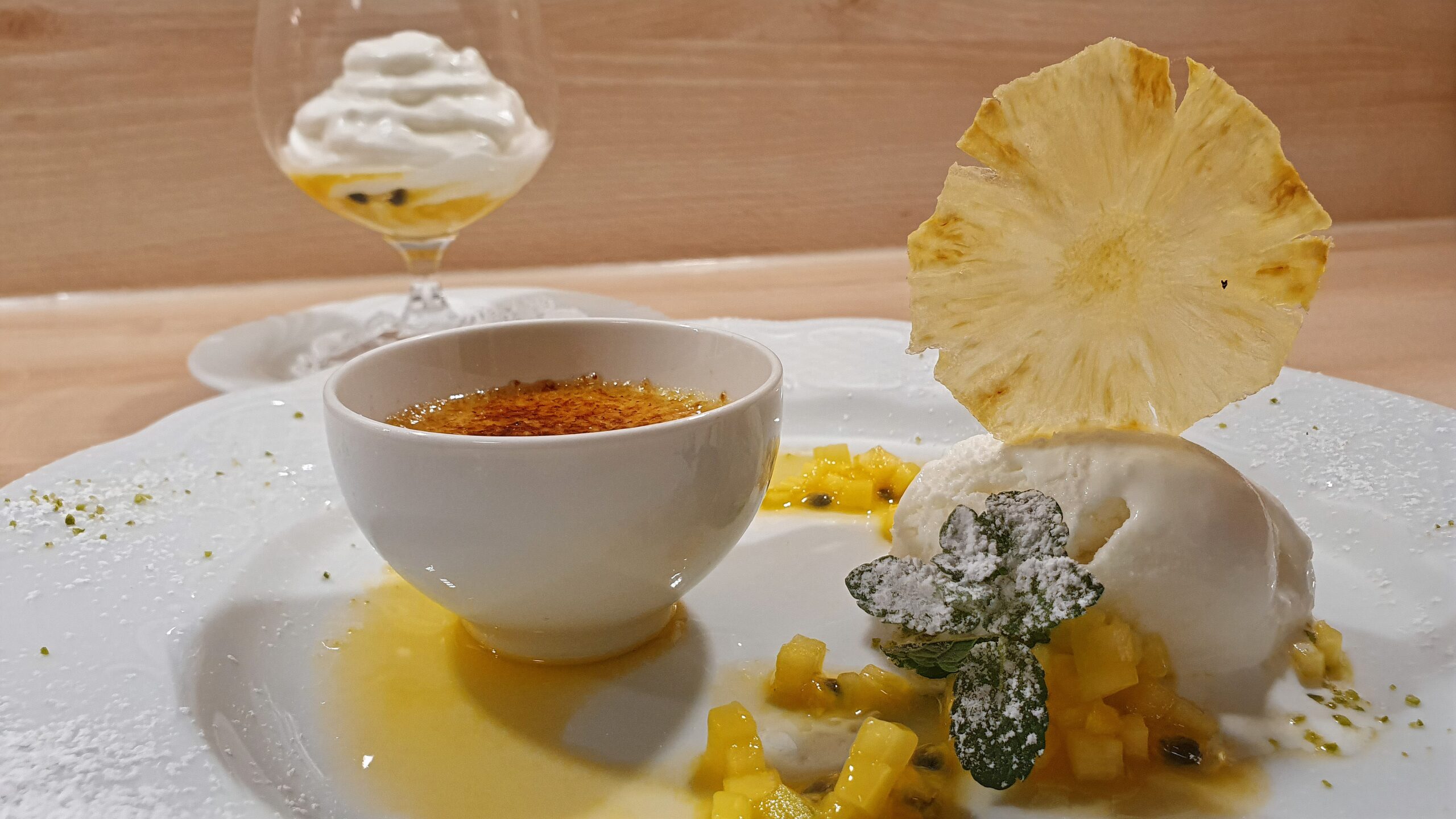Crème Brûlée mit Ananas-Passionsfrucht Ragout, Kokosnuss-Eis und ...